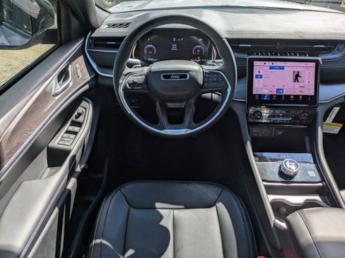 New 2025 Jeep Grand Cherokee Limited w/ Black Appearance Package RWD image 17