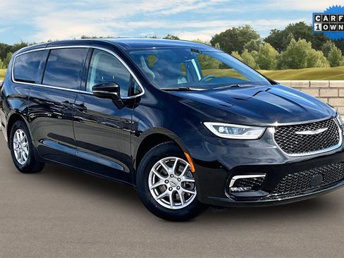 Used 2024 Chrysler Pacifica Touring-L image 2