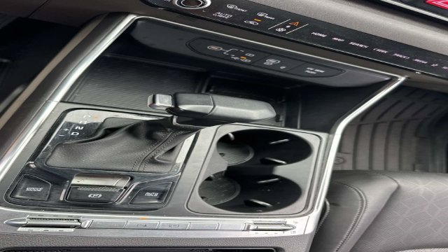 Used 2025 Kia Carnival SX FWD image 26