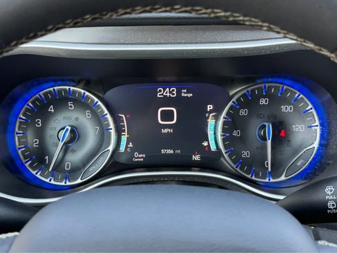 Used 2024 Chrysler Pacifica Touring-L FWD image 31