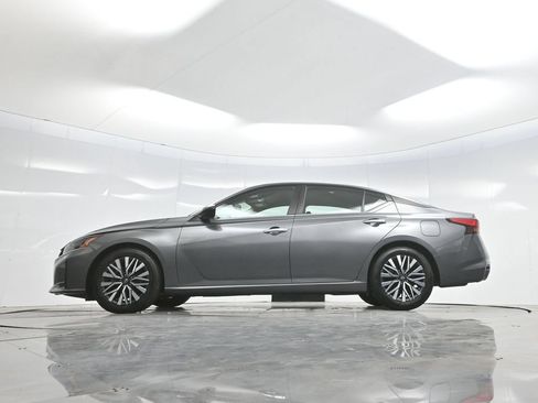 Used 2024 Nissan Altima 2.5 SV FWD image 55