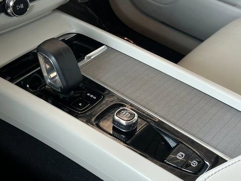 Used 2023 Volvo XC60 B5 Plus image 21