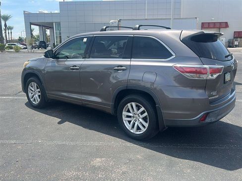 Used 2015 Toyota Highlander LE AWD/4WD image 2