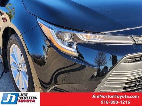 Used 2025 Toyota Corolla LE w/ LE Premium Package image 9