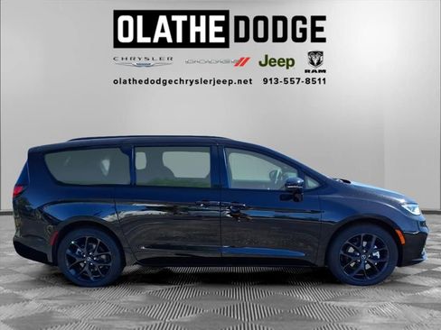 New 2026 Chrysler Pacifica Select image 8