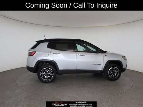 Used 2025 Jeep Compass Trailhawk AWD/4WD image 25