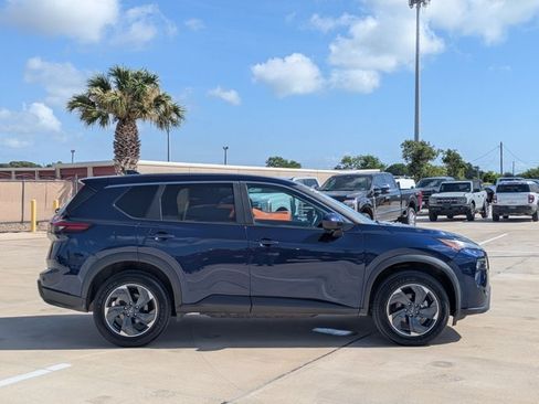 Used 2024 Nissan Rogue SV FWD image 4