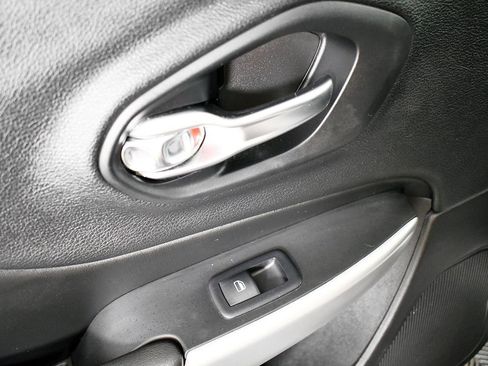 Used 2017 Jeep Cherokee Trailhawk w/ Comfort/Convenience Group image 26