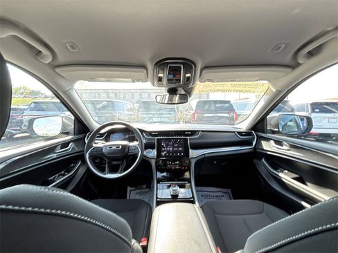 Used 2023 Jeep Grand Cherokee Laredo image 10