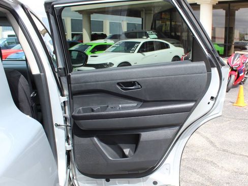 Used 2025 Nissan Pathfinder SV FWD image 12