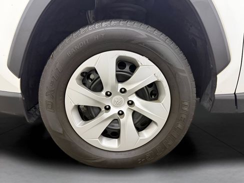 Used 2022 Toyota RAV4 LE image 12