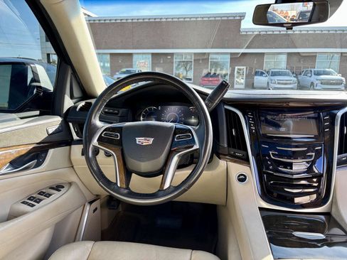 Used 2018 Cadillac Escalade Luxury image 3