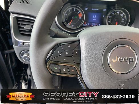 Used 2023 Jeep Cherokee Altitude Lux image 15