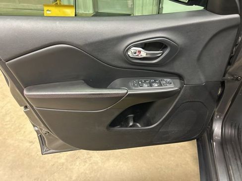 Used 2019 Jeep Cherokee Trailhawk w/ Cold Weather Group image 13