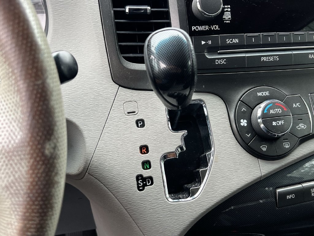 Used 2011 Toyota Sienna SE w/ Preferred Pkg FWD image 16