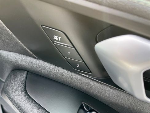 Used 2022 BMW X7 xDrive40i w/ Premium Package image 16