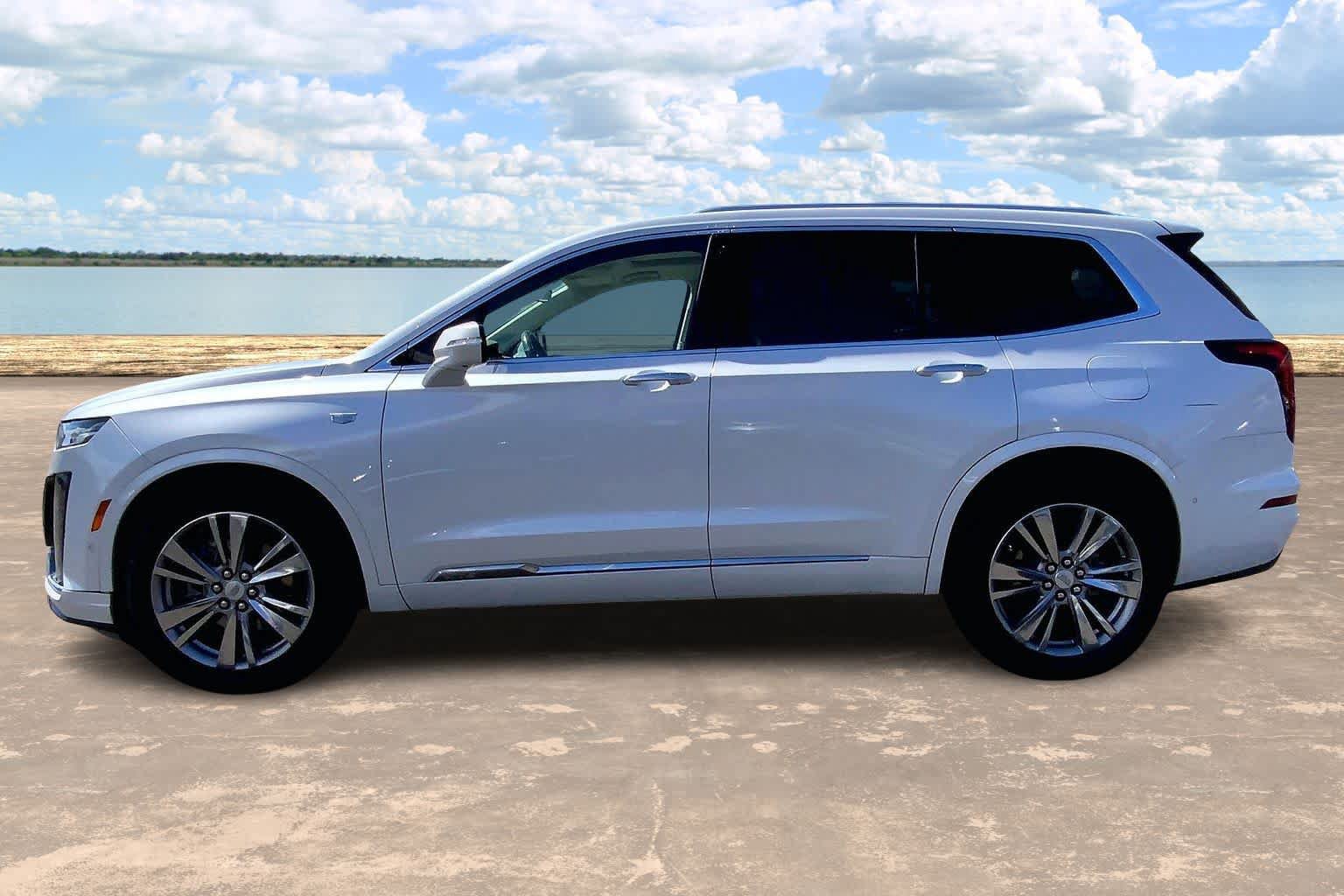 Used 2023 Cadillac XT6 Premium Luxury w/ Technology Package FWD image 3