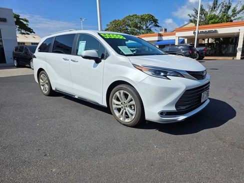 Used 2023 Toyota Sienna Platinum FWD image 1