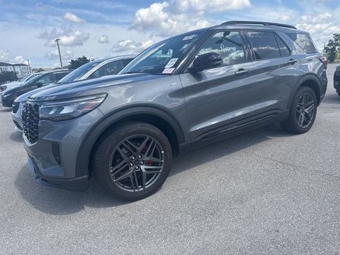Used 2025 Ford Explorer ST-Line w/ ST-Line Street Pack AWD/4WD image 13
