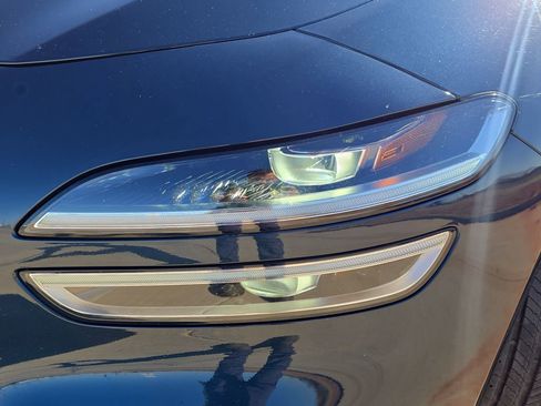 Used 2025 Genesis G70 2.5T RWD image 30