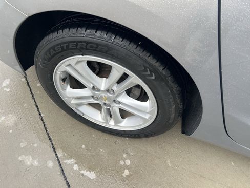 Used 2018 Chevrolet Cruze LT FWD image 3