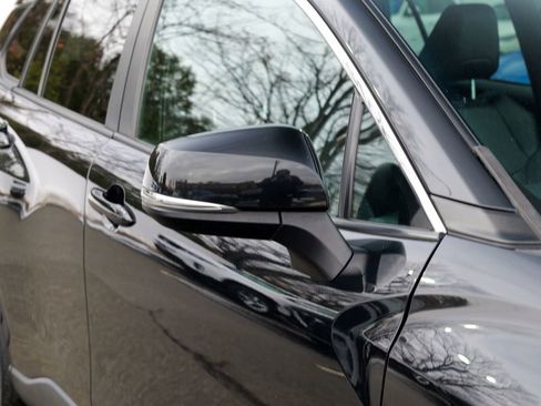 Used 2022 Toyota Corolla Cross XLE image 9