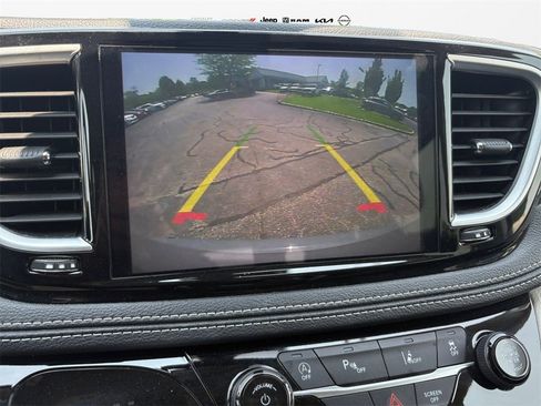 Certified 2023 Chrysler Pacifica Limited image 13