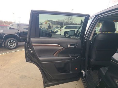 Used 2016 Toyota Highlander Limited image 15