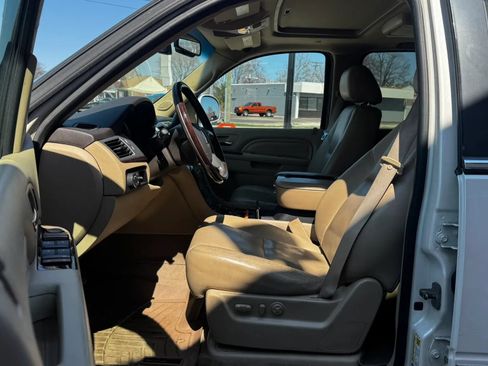 Used 2011 Cadillac Escalade ESV Luxury AWD/4WD image 12