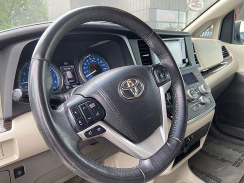 Used 2017 Toyota Sienna XLE w/ XLE Navigation Package FWD image 12