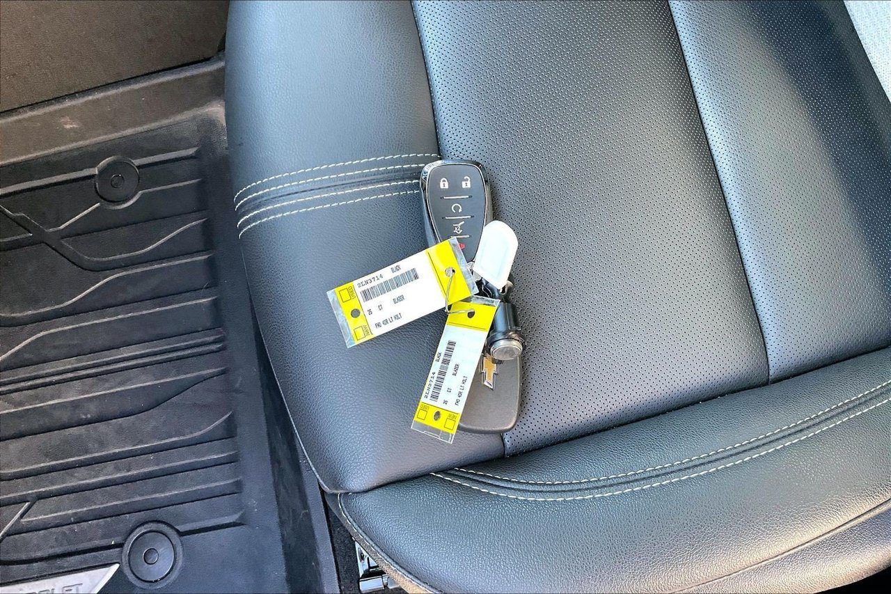 Used 2025 Chevrolet Blazer LT w/ Midnight/Sport Edition FWD image 32