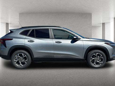 New 2026 Chevrolet Trax LT w/ Sunroof Package FWD image 3