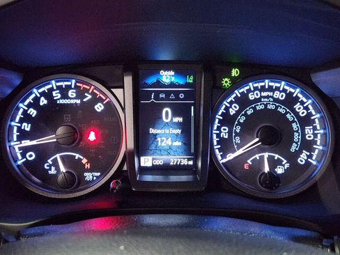 Used 2022 Toyota Tacoma TRD Off-Road AWD/4WD image 34
