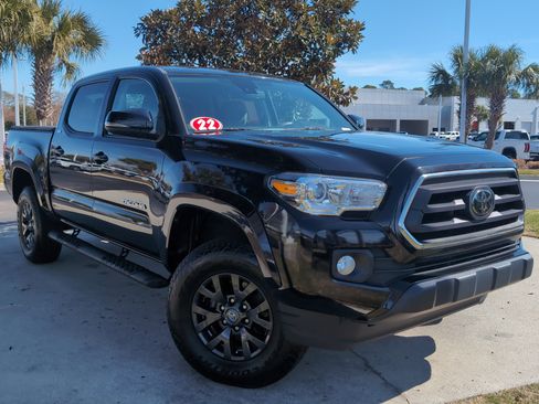 Used 2022 Toyota Tacoma SR5 w/ Technology Package image 2