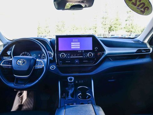 Certified 2025 Toyota Highlander XLE image 15