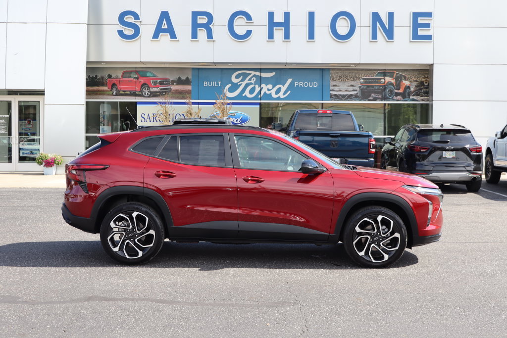Used 2024 Chevrolet Trax RS w/ Driver Confidence Package FWD image 2