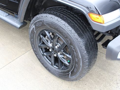 Used 2022 Jeep Gladiator Sport image 36