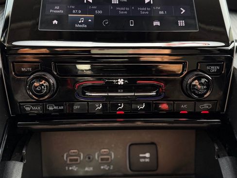 Used 2023 Jeep Grand Cherokee L Laredo image 17