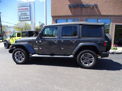 Used 2018 Jeep Wrangler Unlimited Sahara image 4
