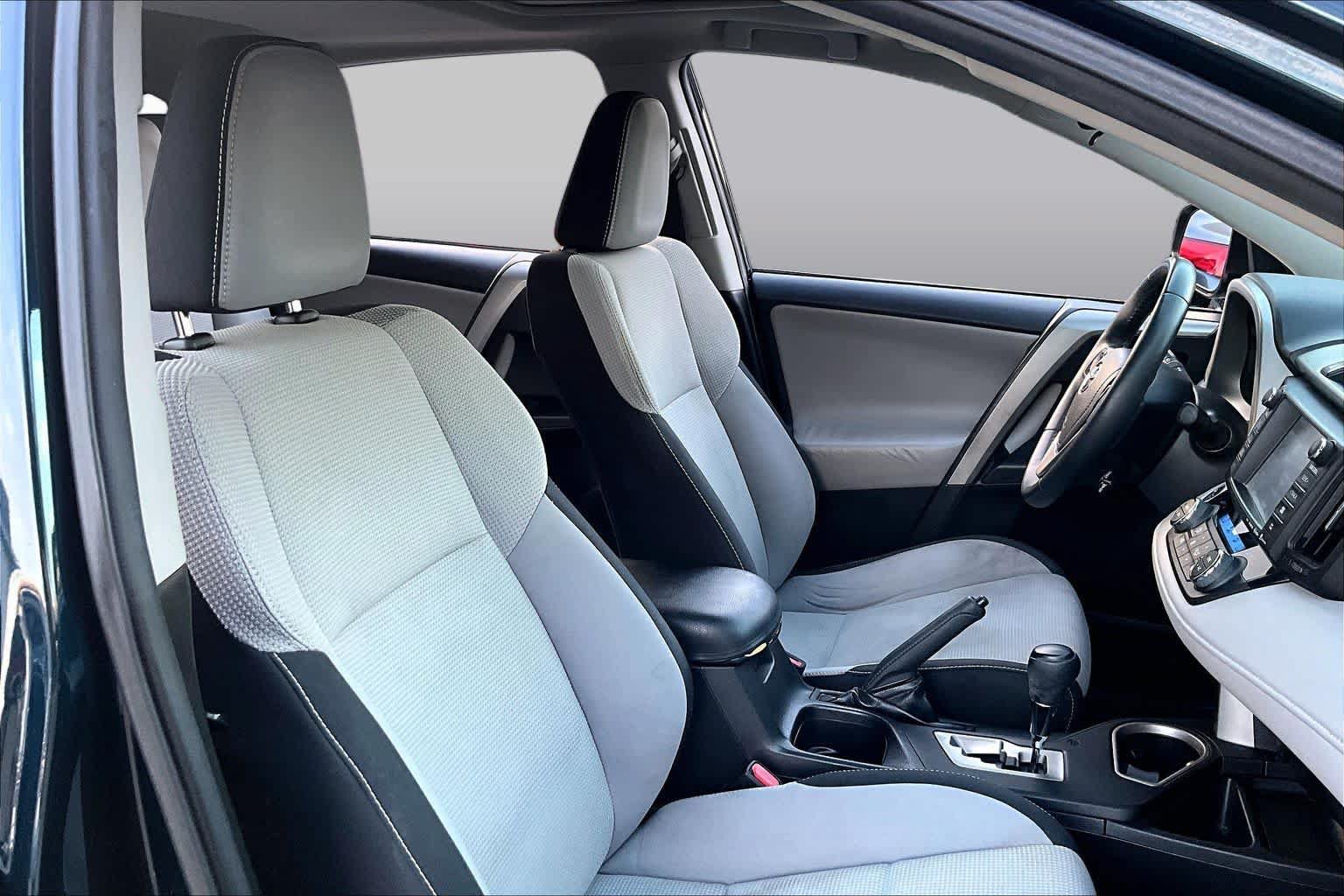 Used 2017 Toyota RAV4 XLE AWD/4WD image 9