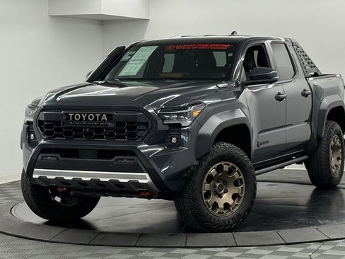 Used 2025 Toyota Tacoma Trailhunter image 2
