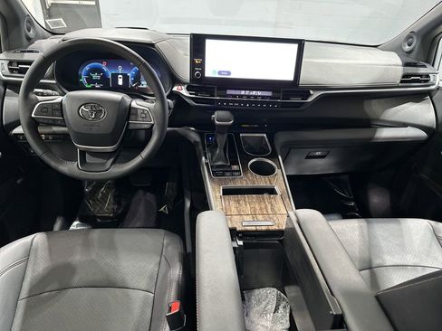 Used 2025 Toyota Sienna Platinum image 7