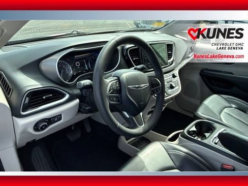 Used 2023 Chrysler Pacifica Touring-L FWD image 15