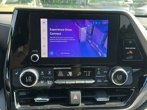 Used 2023 Toyota Highlander XLE AWD/4WD image 10