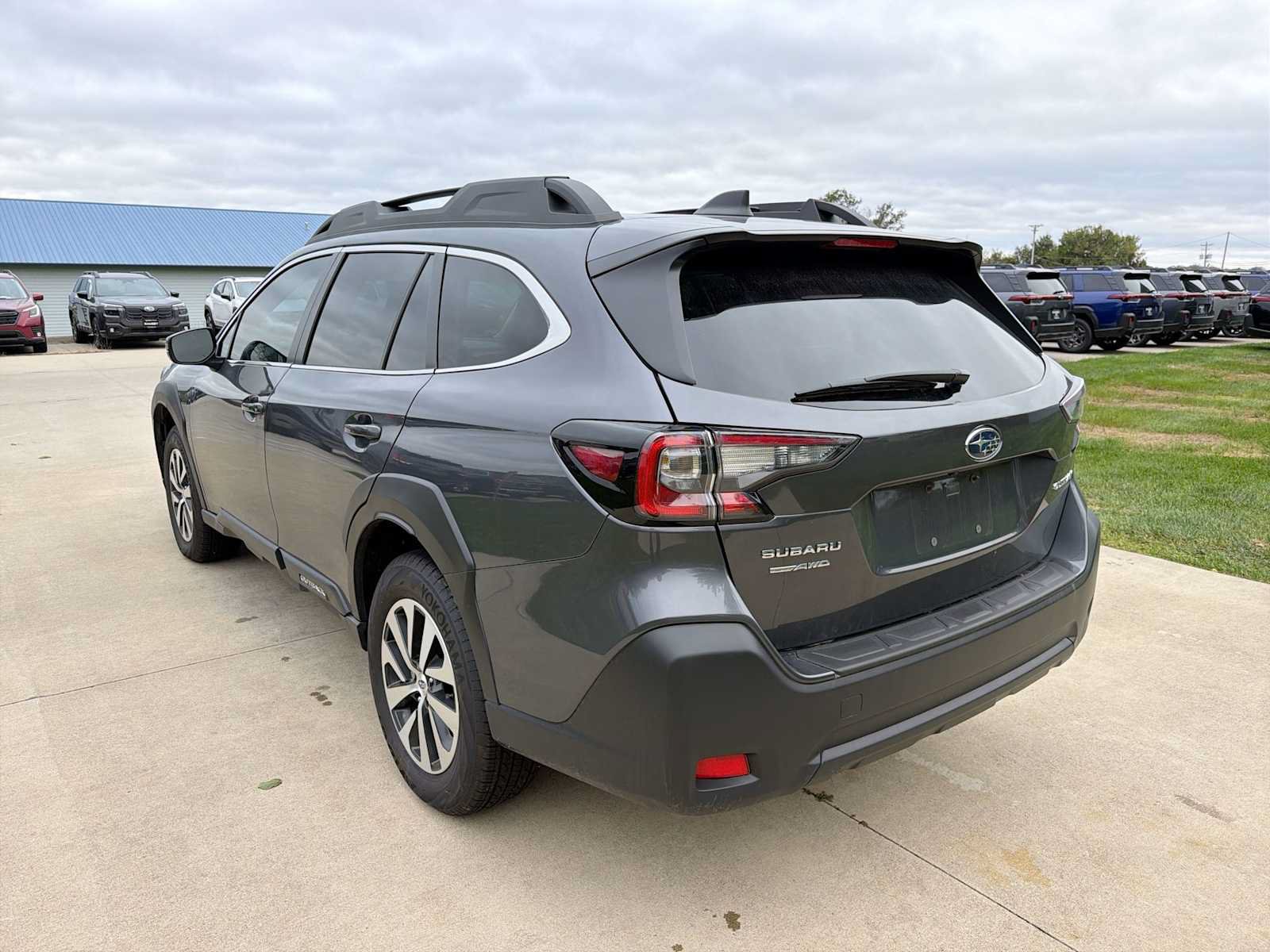 Certified 2025 Subaru Outback Premium AWD/4WD image 4
