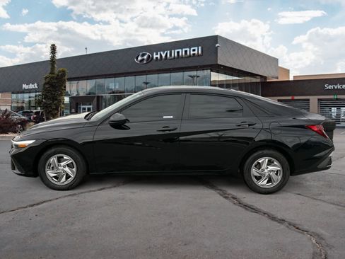 Certified 2025 Hyundai Elantra SE image 2