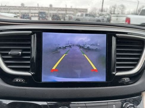 Used 2017 Chrysler Pacifica Touring w/ Tire & Wheel Group image 7