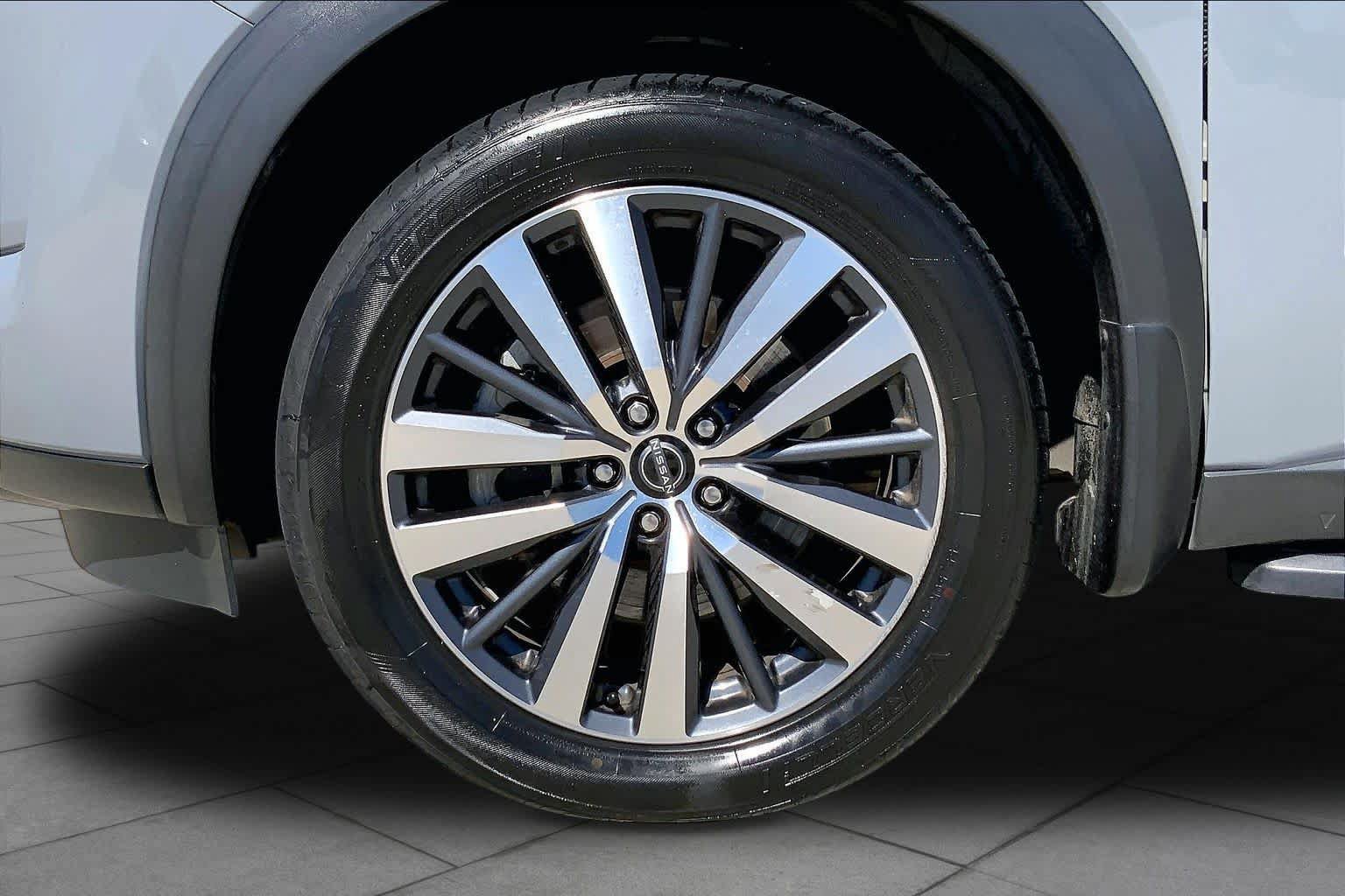 Used 2022 Nissan Pathfinder Platinum w/ Lighting Package (N93) FWD image 11
