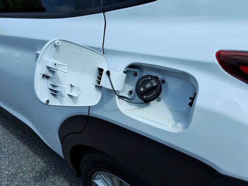 Used 2021 Hyundai Kona SEL Plus FWD image 12