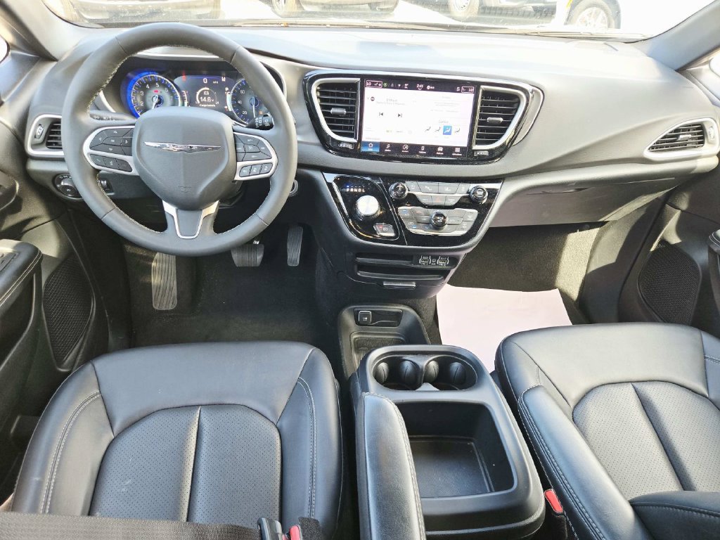 Used 2025 Chrysler Pacifica Select FWD image 9